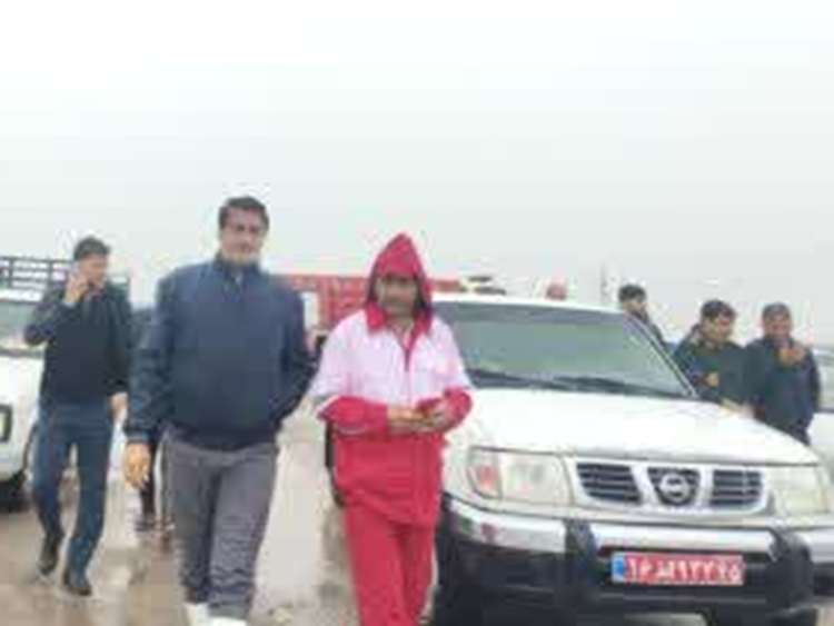 همکاری نیروهای دامپزشکی شهرستان جازموریان با جمعیت هلال احمر در امدادرسانی به سیل‌زدگان