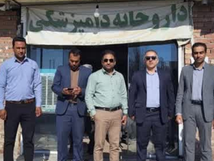 بازدید مدیرکل دامپزشکی جنوب کرمان از داروخانه دامپزشکی بخش اسفندقه