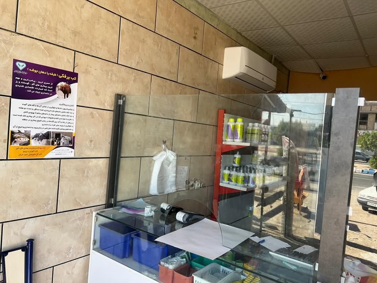 نصب تراکت‌های اطلاع‌رسانی با موضوع بیماری تب برفکی در شهرستان رودبار جنوب.